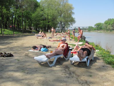 У Чернівцях на пляжі шахраї намагалися здирати гроші за в’їзд