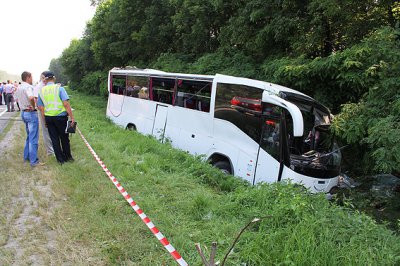 Водій автобуса, що розбився на Чернігівщині, ймовірно заснув за кермом