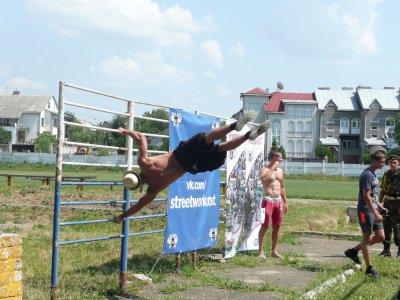 У Чернівцях змагалися спортсмени у вправах на турніках