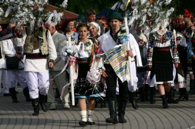 У Польщі на фестивалі показали буковинське весілля
