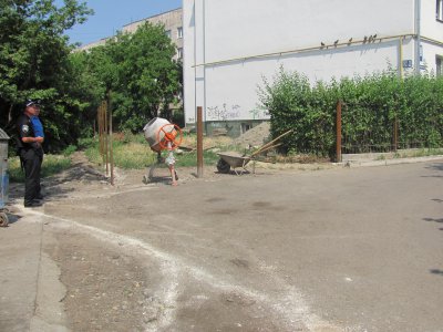 На проспекті у Чернівцях сусіди "воюють" через прибудинкову територію