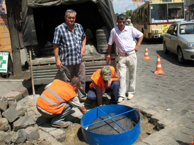 У Чернівцях встановлюють антивандальні люки