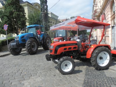 На Петрівському Ярмарку продавали трактори та робили татуювання