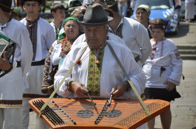 У Чернівцях продемонстрували 100-річні сорочки