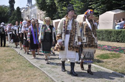 У Чернівцях продемонстрували 100-річні сорочки