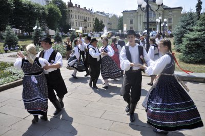 У Чернівцях продемонстрували 100-річні сорочки