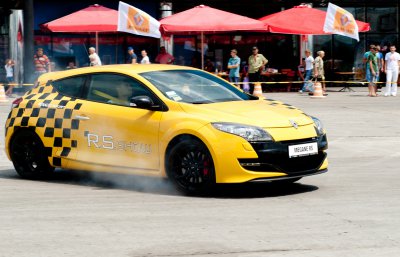 ЧЕРНІВЧАНИ ТЕСТУВАЛИ СПОРТИВНІ АВТОМОБІЛІ RENAULT