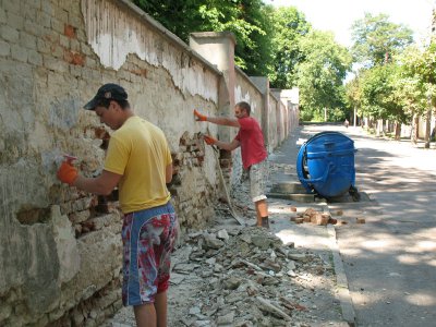 У Чернівцях студенти-архітектори реставрують мур університету