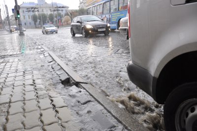 Центром Чернівців тече ріка