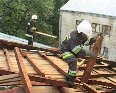 Негода у Чернівцях повалила дерева та позривала дахи на будинках та поліклініці