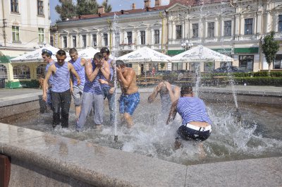 У центрі Чернівців десантники купалися у фонтані