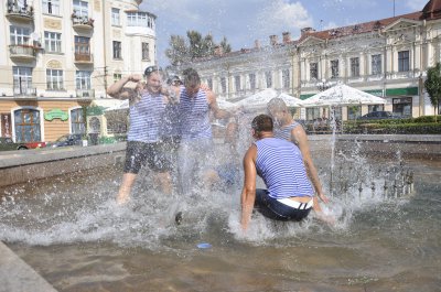 У центрі Чернівців десантники купалися у фонтані