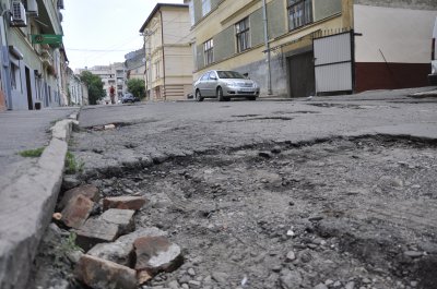 Вулицю в центрі Чернівців, яку не латали 10 років, цьогоріч не ремонтуватимуть