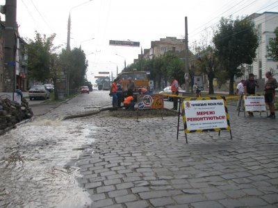 У Чернівцях на Головній провалилася дорога