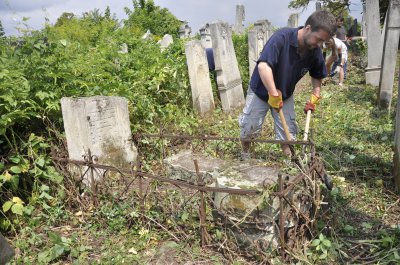 Волонтери з Фінляндії, Ірландії, Іспанії та Чехії прибирають цвинтар у Чернівцях