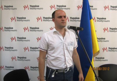 ЦВК зареєструвала співаючого депутата і екс-заступника губернатора