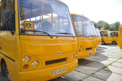 Школам роздали автобуси, але не сказали звідки гроші