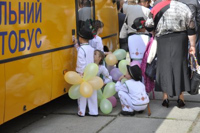 Школам роздали автобуси, але не сказали звідки гроші