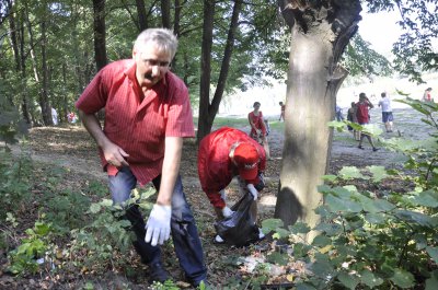 Активісти на міському пляжі в Чернівцях зібрали сотні мішків сміття