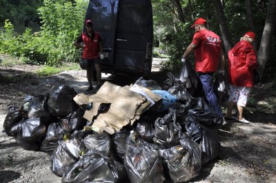 Активісти на міському пляжі в Чернівцях зібрали сотні мішків сміття