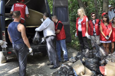 Активісти на міському пляжі в Чернівцях зібрали сотні мішків сміття