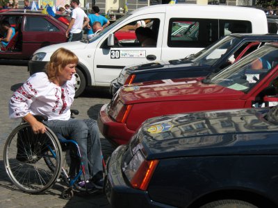 На Буковині проводять авторалі для інвалідів-спинальників