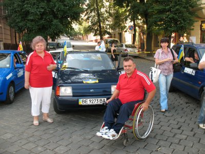 На Буковині проводять авторалі для інвалідів-спинальників