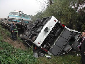 Автобус занесло на слизькій дорозі