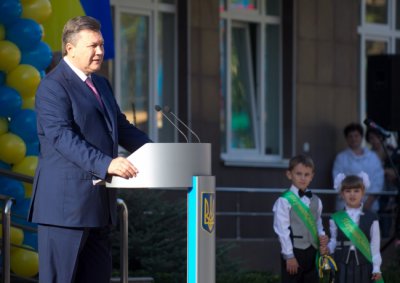 Янукович пообіцяв освітянам з року в рік збільшувати зарплату