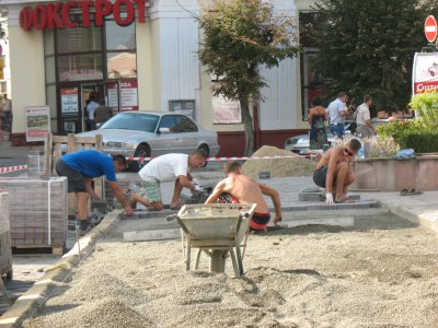 На Центральній площі Чернівців перекладають плитку