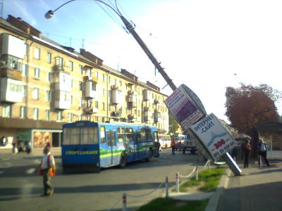 Замість похиленої електроопори на проспекті поставлять дві нові