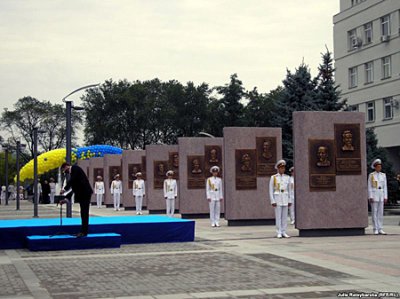 У Дніпропетровську відкрили пам'ятник з Брежнєвим і Кучмою