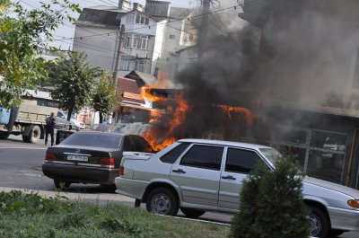 У Чернівцях поблизу офісу МНС загорілась іномарка