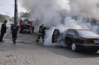 У Чернівцях поблизу офісу МНС загорілась іномарка