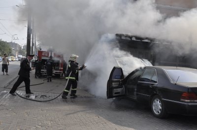 У Чернівцях поблизу офісу МНС загорілась іномарка