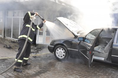 У Чернівцях поблизу офісу МНС загорілась іномарка