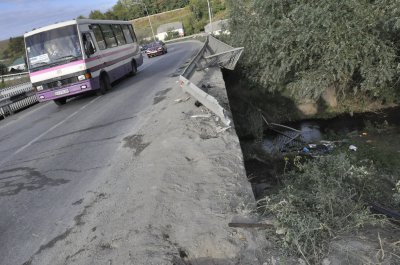 Автобус "Чернівці - Донецьк" міг злетіти з дороги через пил із цементного заводу