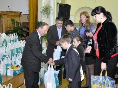 У Чернівцях малозабезпеченим роздали одяг та продукти