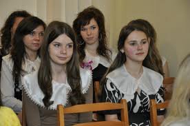 Гімназистки жіночої гімназії у Чернівцях освоять курси світської бесіди та статевого виховання