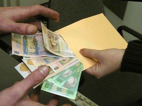 Майже 5 мільйонів українців отримують зарплату в конвертах