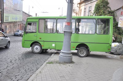 У Чернівцях автобус зруйнував дорожній знак та альтфатер