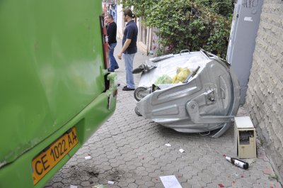 У Чернівцях автобус зруйнував дорожній знак та альтфатер