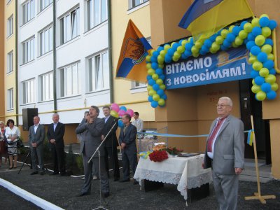 У Чернівцях здали новобудову під спів Івана Дерди