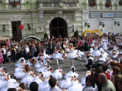 У Чернівцях встановили рекорд з наймасовішого танцю у весільних сукнях