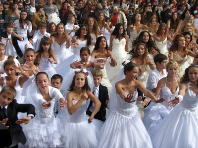 У Чернівцях встановили рекорд з наймасовішого танцю у весільних сукнях