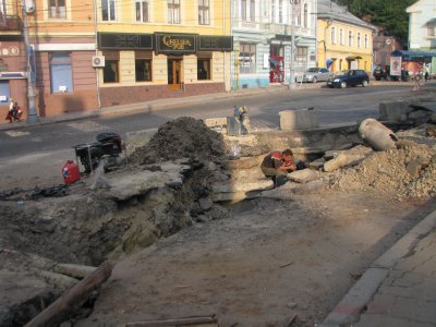 Яма на вулиці Хмельницького у Чернівцях зимуватиме?