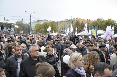 На зустріч із Яценюком прийшли кілька тисяч буковинців