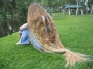 Українка не стриглася 28 років і відростила двометрове волосся