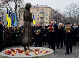Янукович та три екс-президенти вшанували пам’ять жерт голодоморів