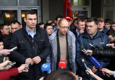 Яценюк вважає, що "регіонали" вкрали сім мандатів